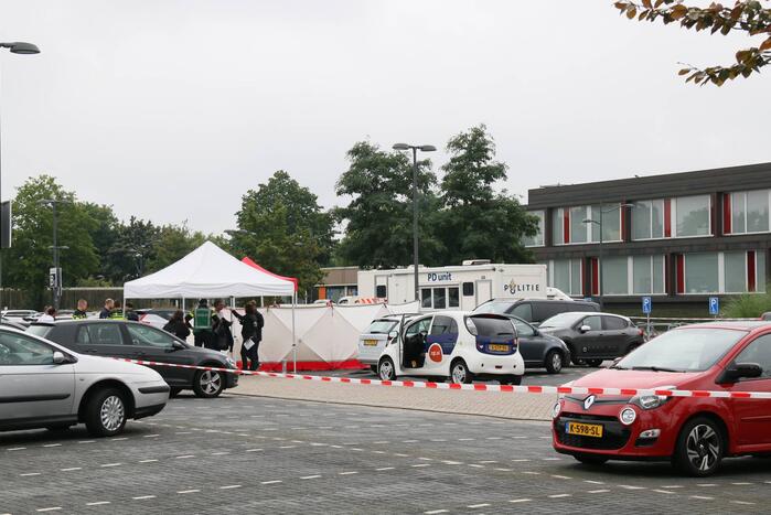 Dode onder verdachte omstandigheden gevonden op parkeerplaats