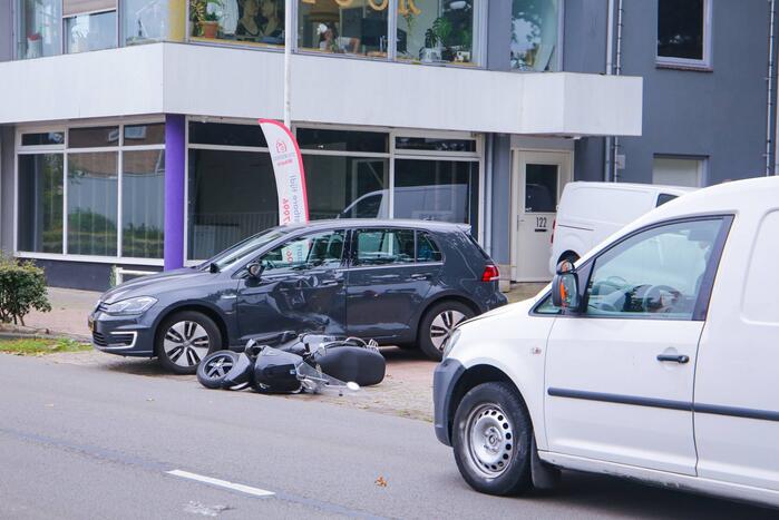Auto botst op voorbijrijdende scooter