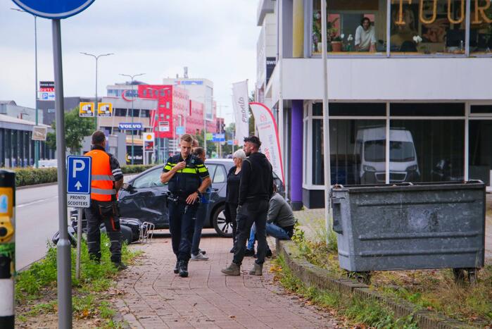Auto botst op voorbijrijdende scooter
