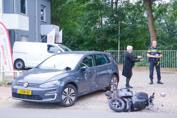 Auto botst op voorbijrijdende scooter
