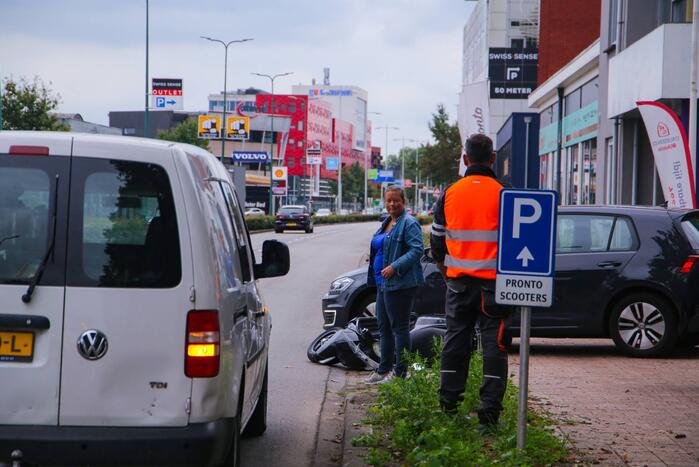 Auto botst op voorbijrijdende scooter