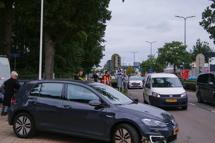 Auto botst op voorbijrijdende scooter