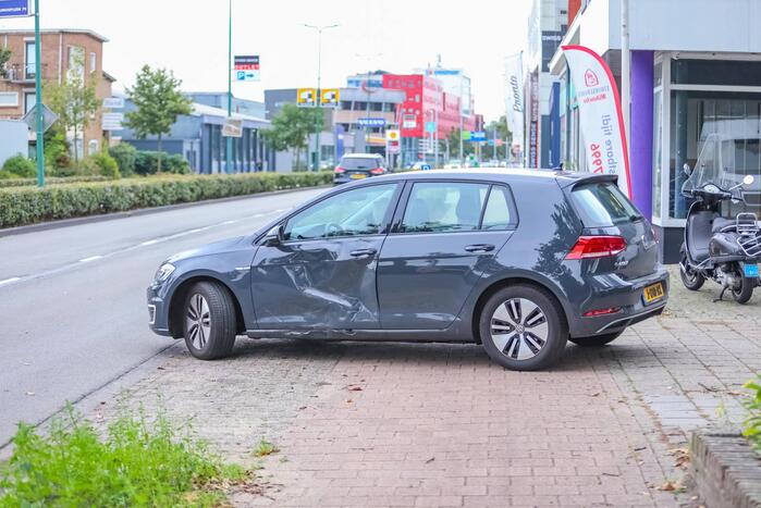 Auto botst op voorbijrijdende scooter