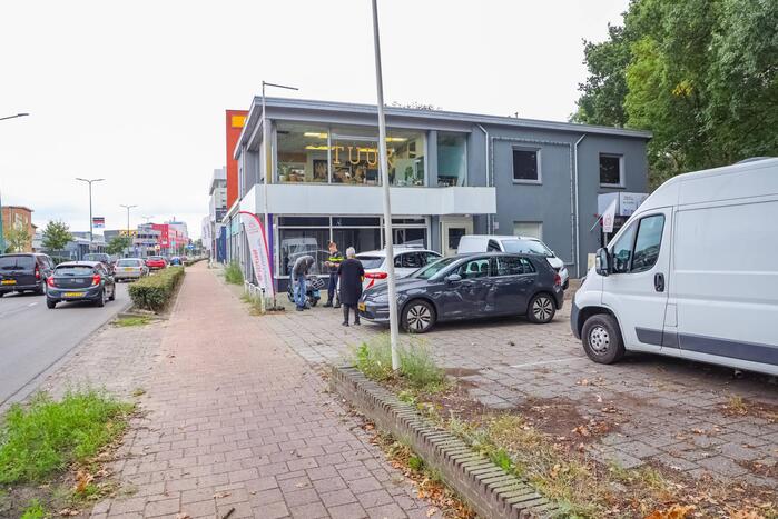 Auto botst op voorbijrijdende scooter
