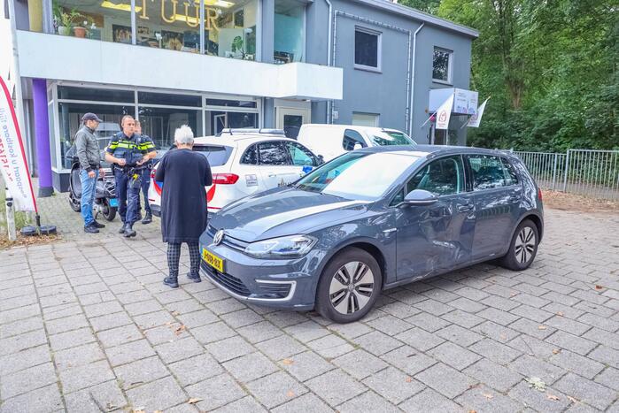 Auto botst op voorbijrijdende scooter