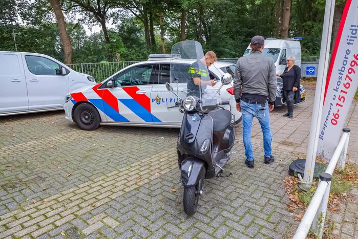 Auto botst op voorbijrijdende scooter