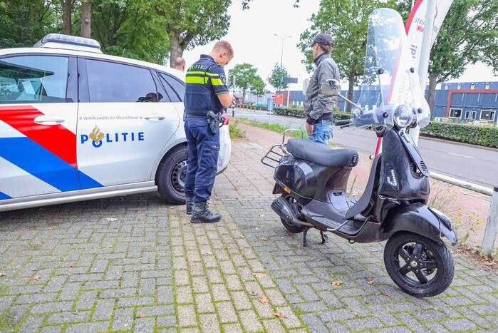 Auto botst op voorbijrijdende scooter