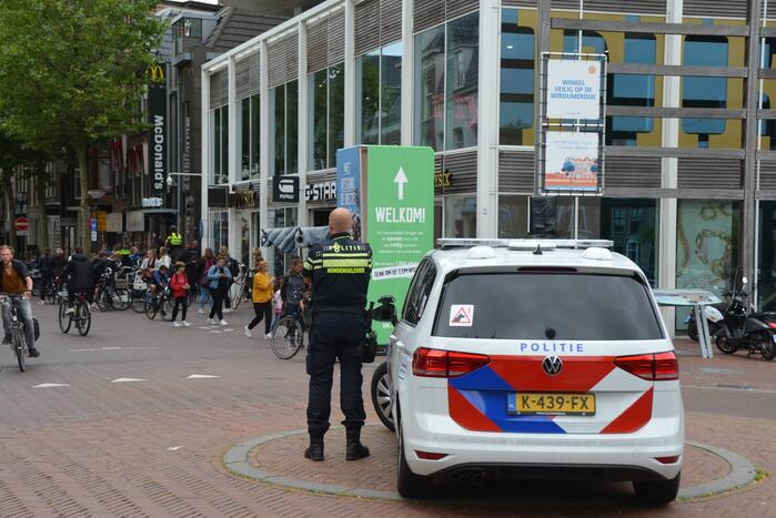 Mannen gaan met elkaar op de vuist bij McDonalds
