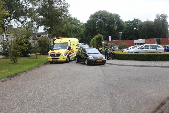 Auto loopt lekke band op na botsing met fiets