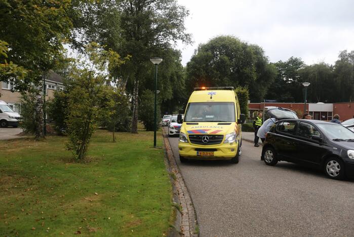 Auto loopt lekke band op na botsing met fiets