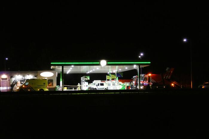 Tankstation en omgeving afgezet door lekkende stof uit vrachtwagen
