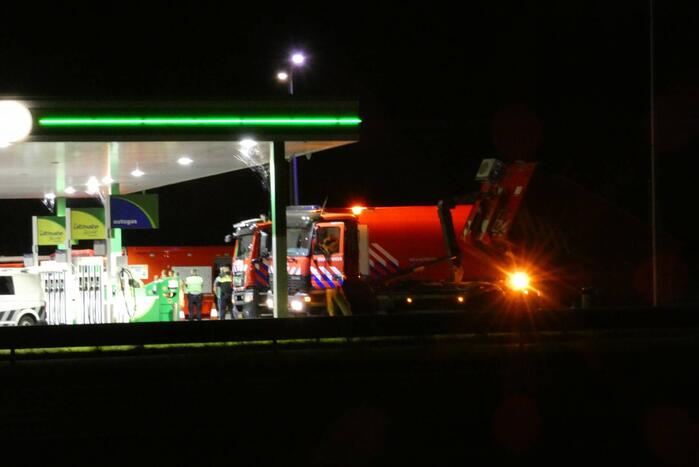 Tankstation en omgeving afgezet door lekkende stof uit vrachtwagen