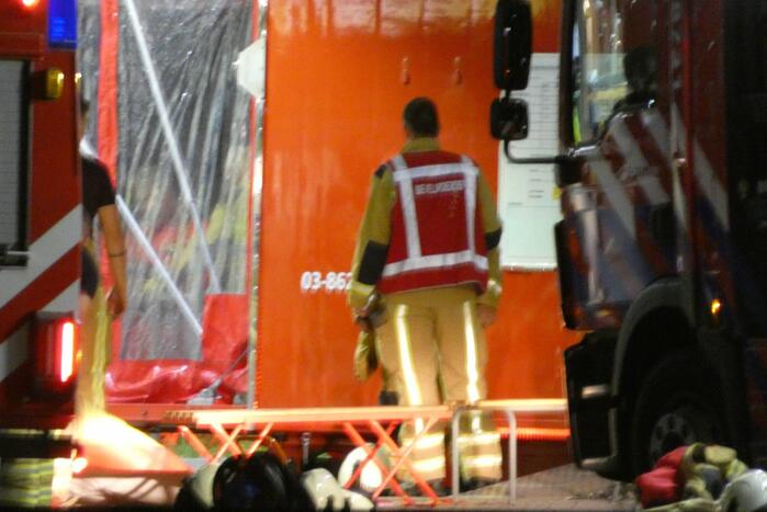 Tankstation en omgeving afgezet door lekkende stof uit vrachtwagen