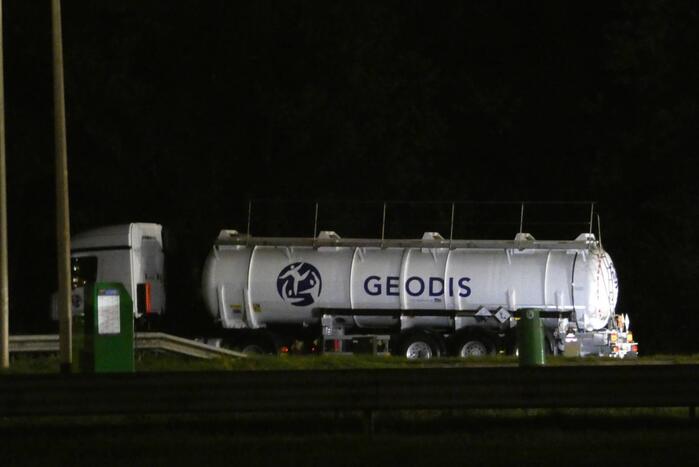 Tankstation en omgeving afgezet door lekkende stof uit vrachtwagen