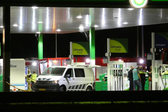 Tankstation en omgeving afgezet door lekkende stof uit vrachtwagen