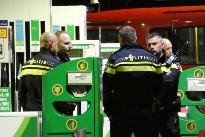 Tankstation en omgeving afgezet door lekkende stof uit vrachtwagen