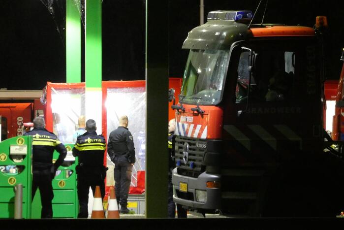 Tankstation en omgeving afgezet door lekkende stof uit vrachtwagen