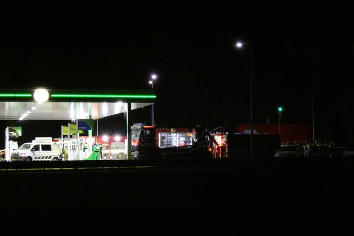 Tankstation en omgeving afgezet door lekkende stof uit vrachtwagen