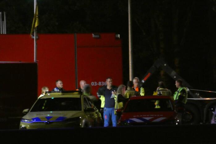 Tankstation en omgeving afgezet door lekkende stof uit vrachtwagen
