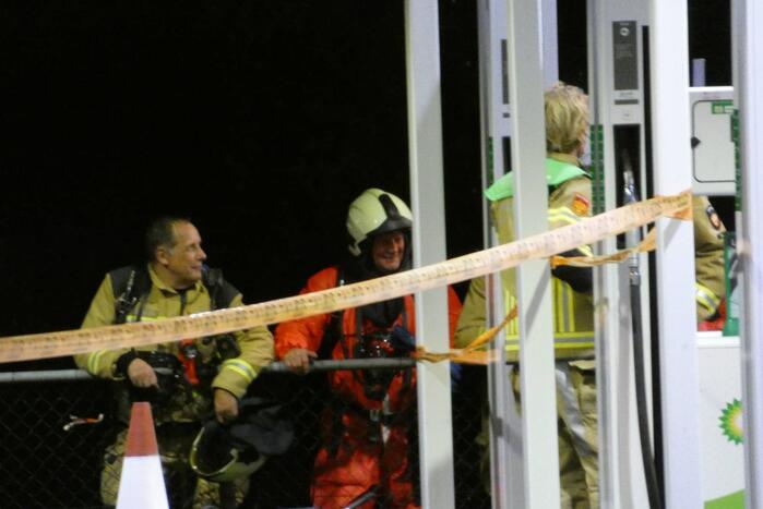 Tankstation en omgeving afgezet door lekkende stof uit vrachtwagen