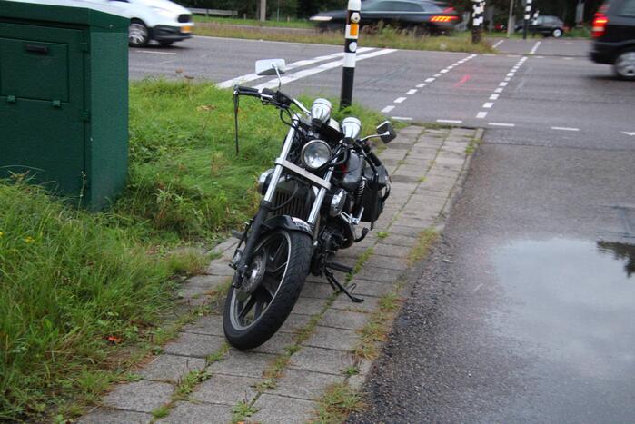 Motorrijder gaat onderuit en raakt gewond