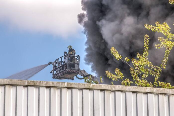Brandweer urenlang bezig met brand in glasfabriek
