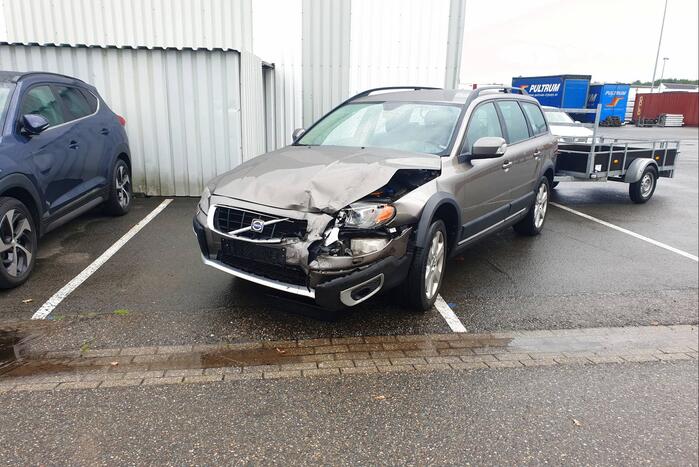 Schade bij botsing met vrachtwagen