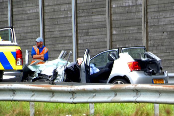 Auto botst achterop vrachtwagen