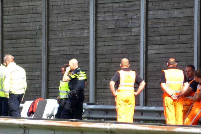 Auto botst achterop vrachtwagen