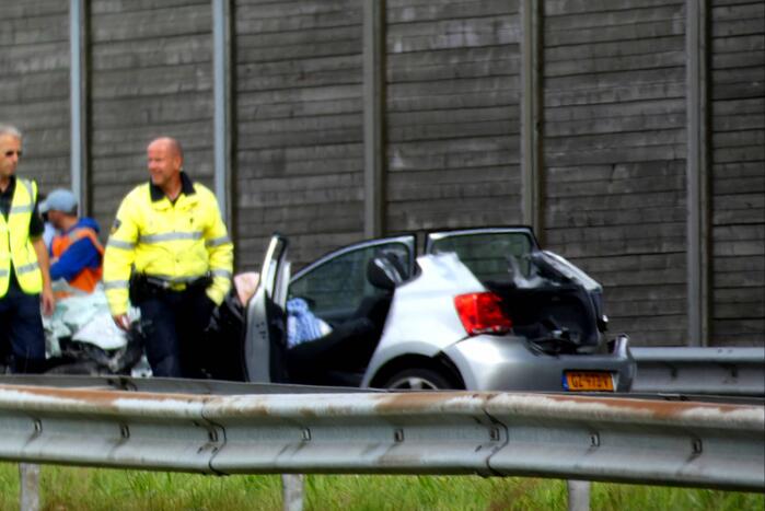 Auto botst achterop vrachtwagen