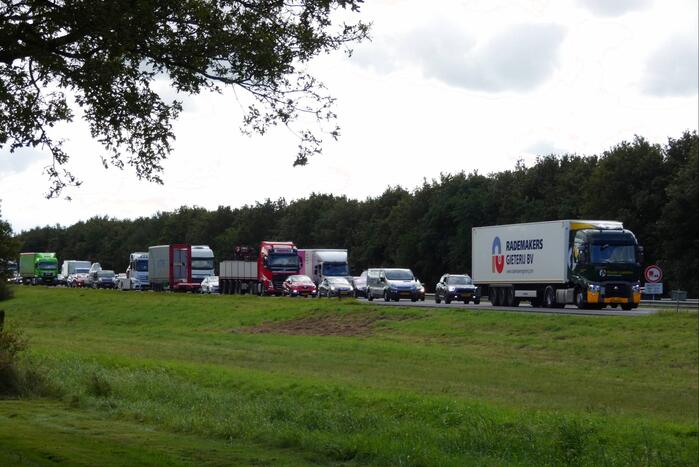 Auto botst achterop vrachtwagen