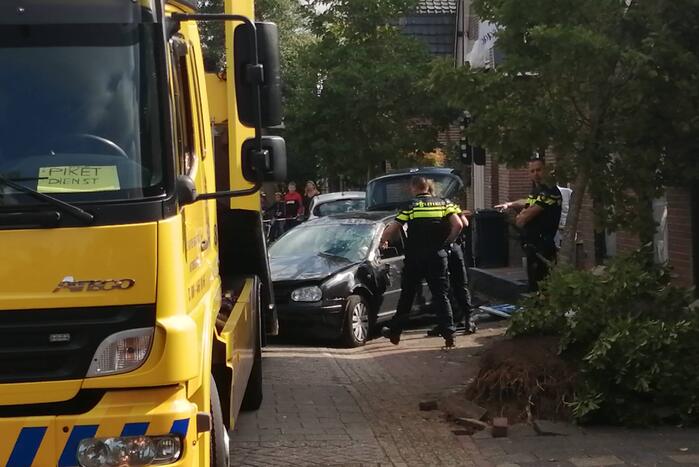 Personenauto belandt op zijn zijkant in woonwijk