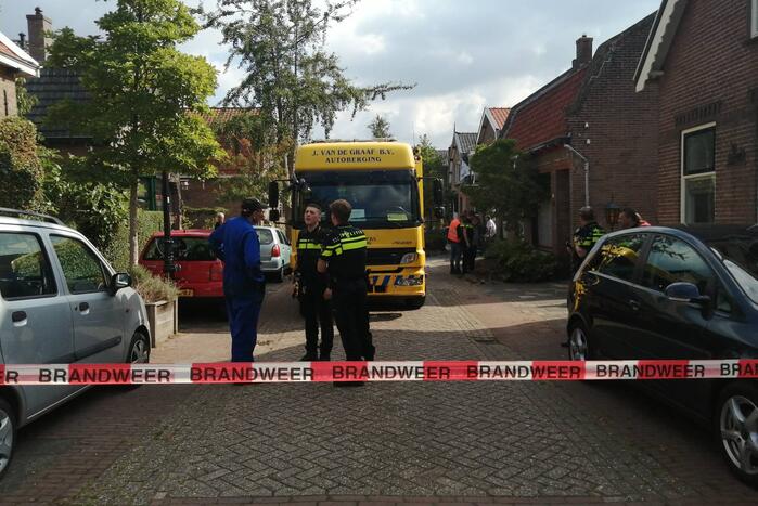 Personenauto belandt op zijn zijkant in woonwijk