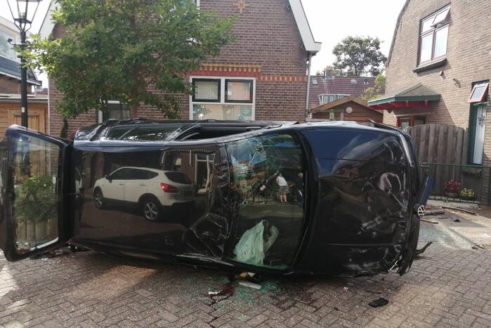 Personenauto belandt op zijn zijkant in woonwijk