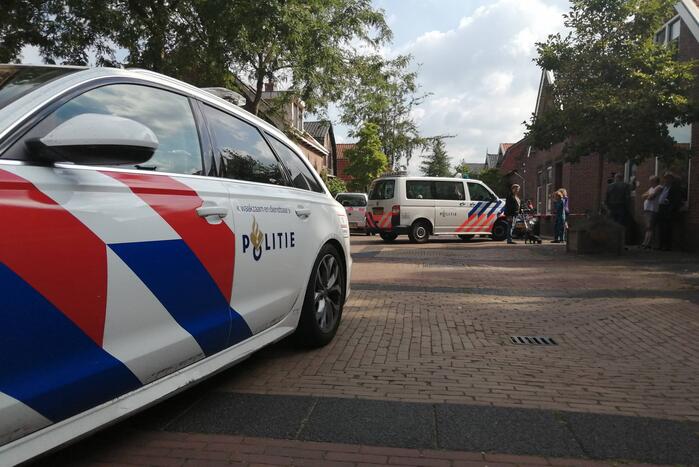 Personenauto belandt op zijn zijkant in woonwijk