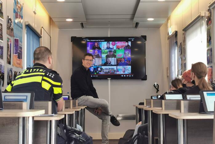 Buurtbewoners welkom in het Mobiel Media Lab van de politie