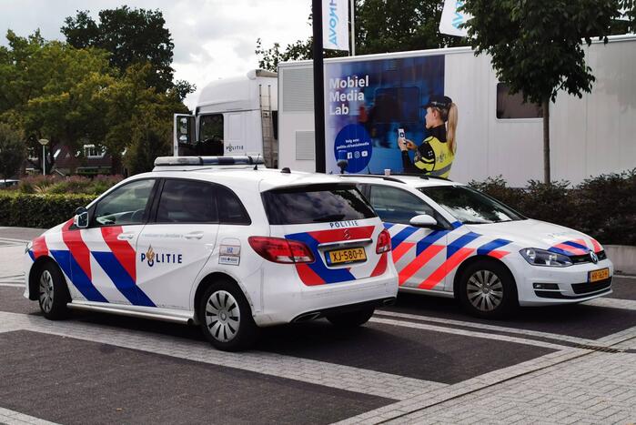 Buurtbewoners welkom in het Mobiel Media Lab van de politie