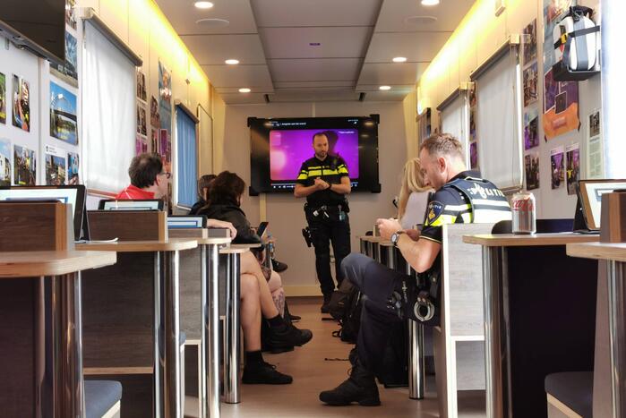 #Ede Buurtbewoners welkom in het Mobiel Media Lab van de politie Hogerhorst Ede.