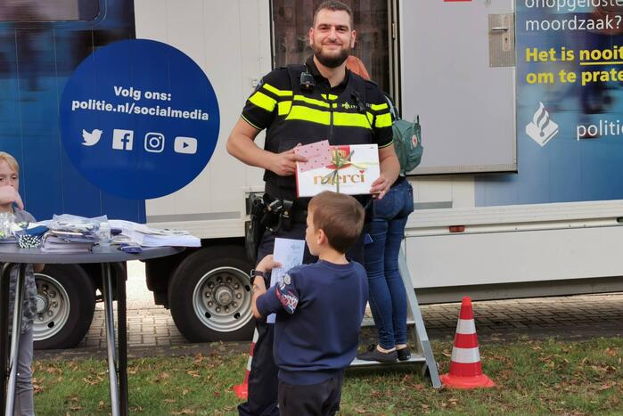 Buurtbewoners welkom in het Mobiel Media Lab van de politie