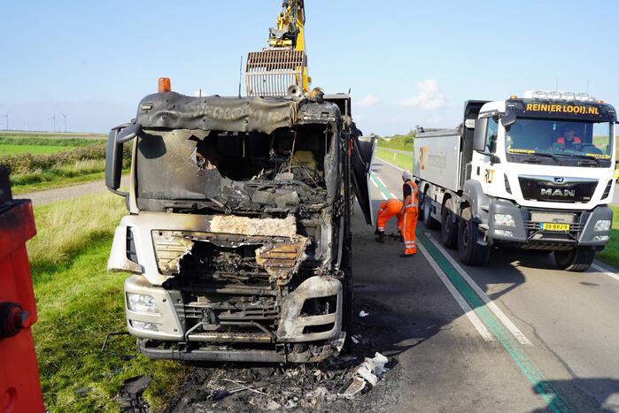 Verkeer omgeleid door berging afgebrande vrachtwagen