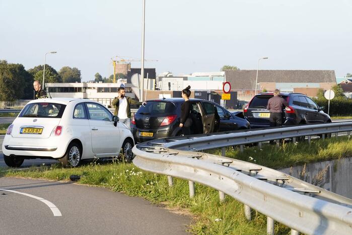 Flinke schade aan personenauto's door kop staart botsing