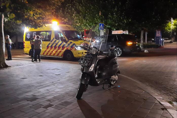 Scooter en auto botsen op elkaar