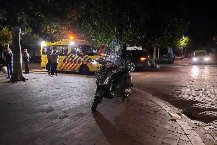Scooter en auto botsen op elkaar