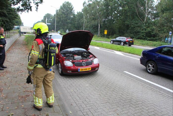 Bestuurder ziet rook uit interieurrooster komen en zet auto stil