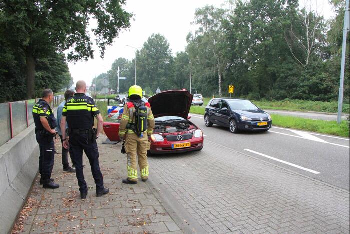 Bestuurder ziet rook uit interieurrooster komen en zet auto stil