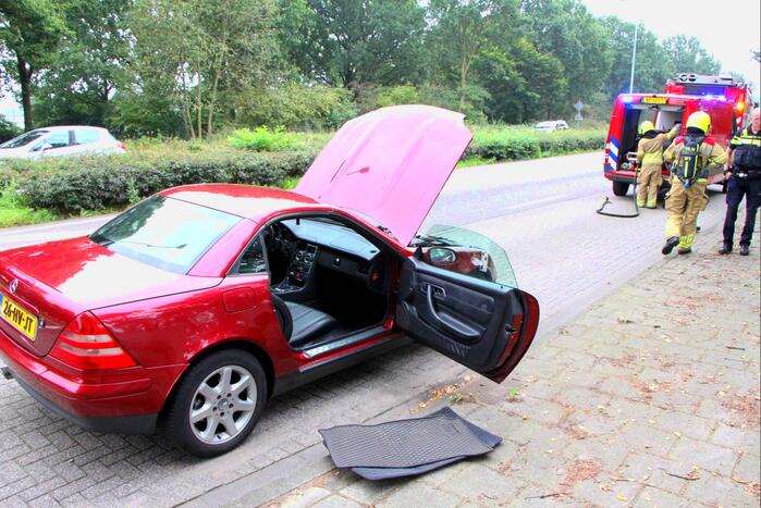 Bestuurder ziet rook uit interieurrooster komen en zet auto stil