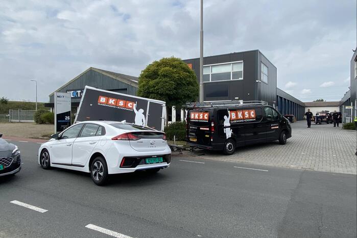 Aanhangwagen belandt op personenwagen