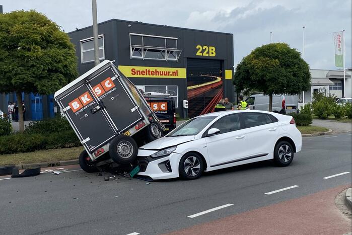Aanhangwagen belandt op personenwagen