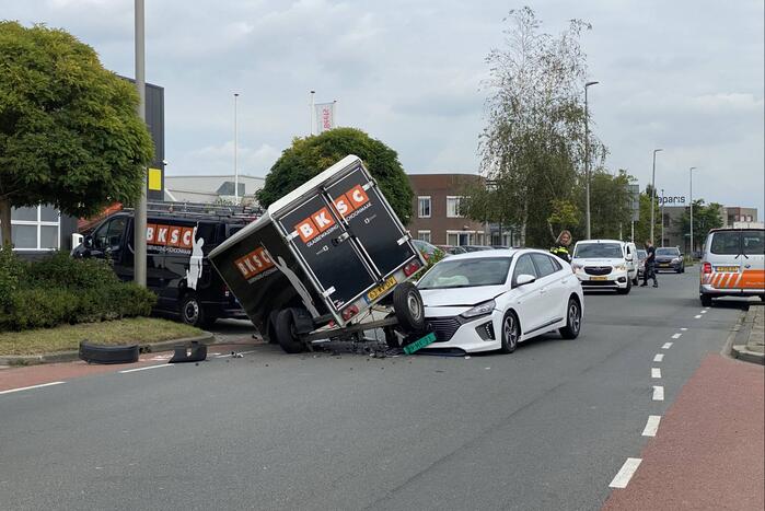 Aanhangwagen belandt op personenwagen