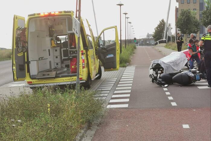 Scooter en auto botsen op elkaar